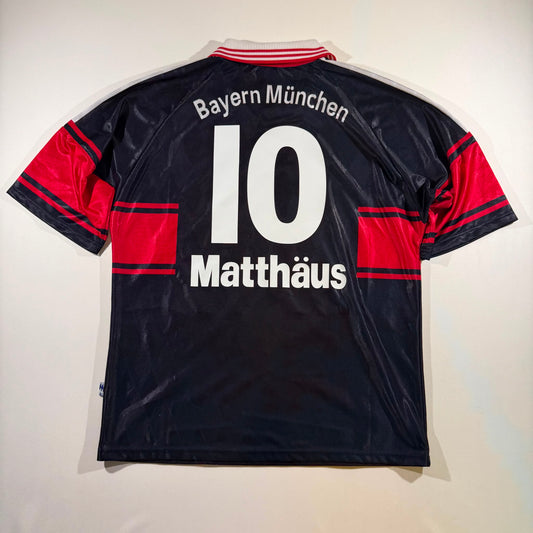 Bayern 1997-99 home #10 Lothar Matthäus (L)