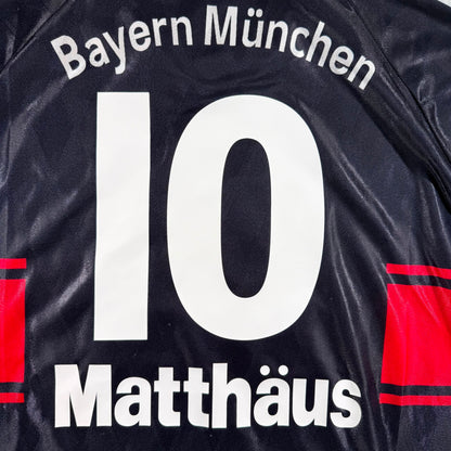 Bayern 1997-99 home #10 Lothar Matthäus (L)